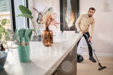 Man aan het stofzuigen 2