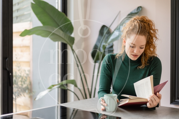 Vrouw aan het lezen 1