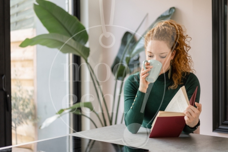 Vrouw aan het lezen 2