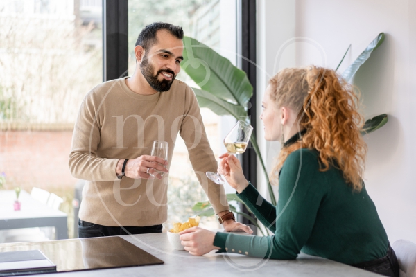 Koppel staat in de keuken 1