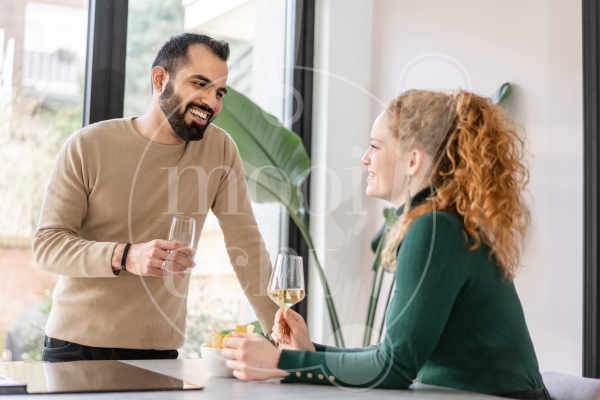 Koppel staat in de keuken 2