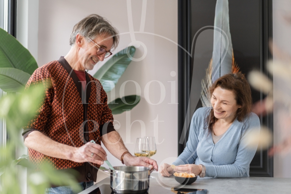 Koppel staat in de keuken 2