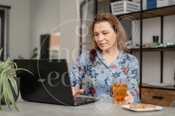 Vrouw werkt vanuit huis 1