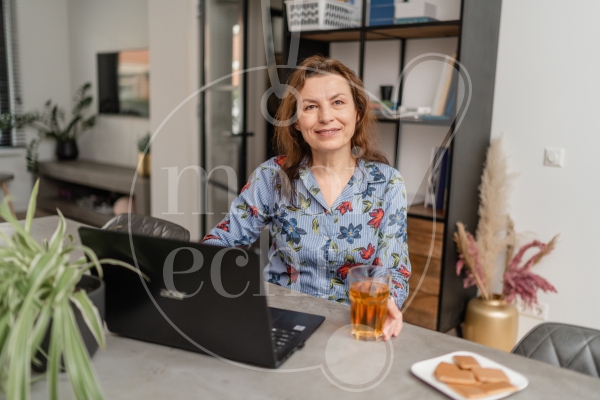 Vrouw werkt vanuit huis 2
