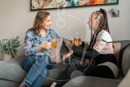 Vriendinnen zitten thuis op de bank 1