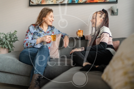 Vriendinnen zitten thuis op de bank 2