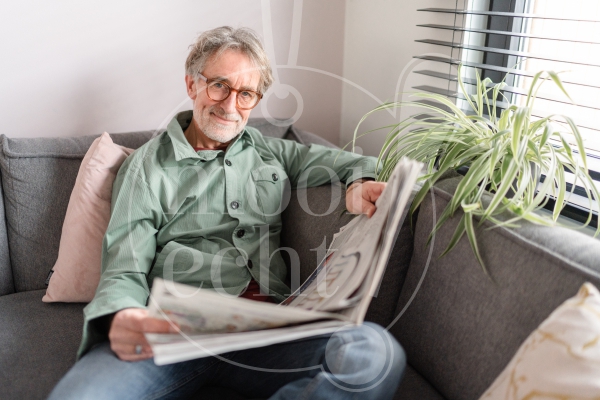 Man leest krant op de bank 2
