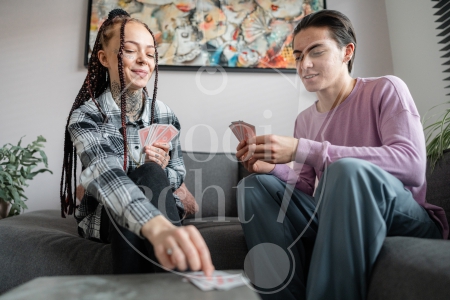 Vrienden spelen een kaartspel 1