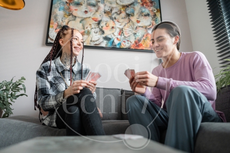 Vrienden spelen een kaartspel 2