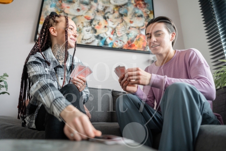 Vrienden spelen een kaartspel 3