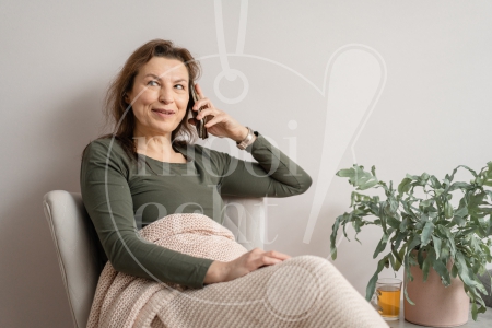 Vrouw aan het bellen 1