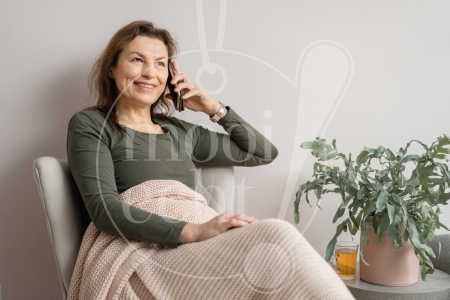 Vrouw aan het bellen 2