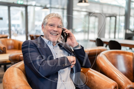 Man belt op kantoor 3