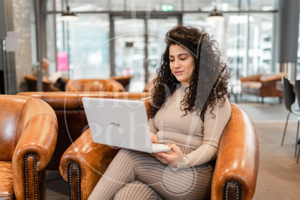 Vrouw zit op haar laptop 1