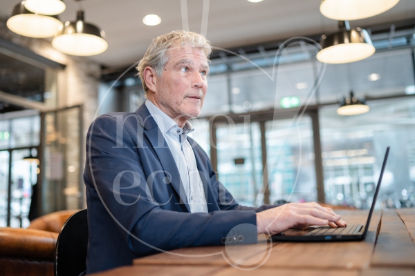Man aan het werk op kantoor 1