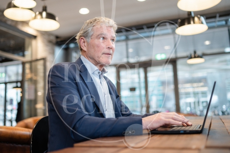 Man aan het werk op kantoor 1