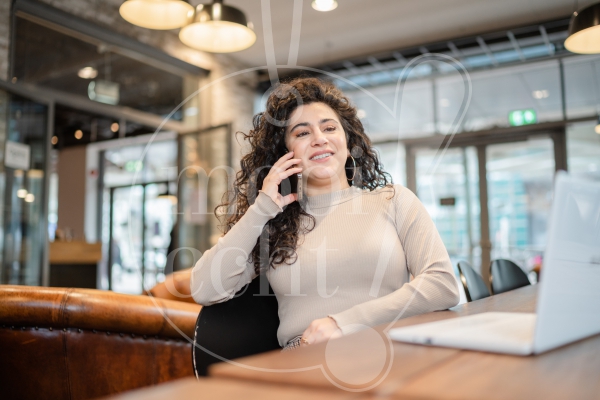 Vrouw aan het bellen op kantoor 1