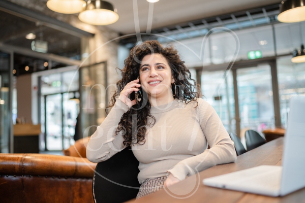 Vrouw aan het bellen op kantoor 2
