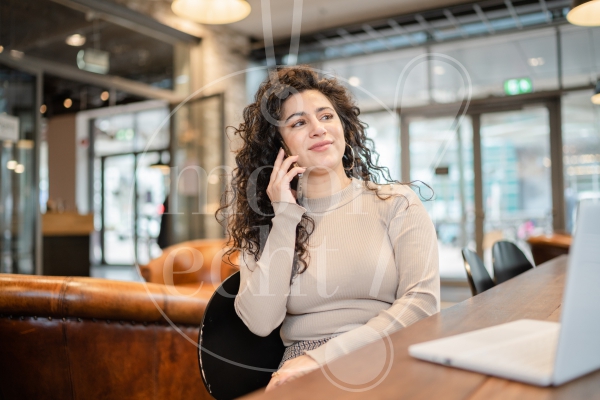 Vrouw aan het bellen op kantoor 3