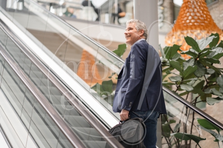 Man staat op een roltrap 1