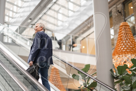 Man staat op een roltrap 2