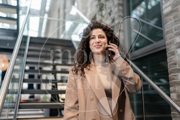 Portret vrouw aan het bellen 2