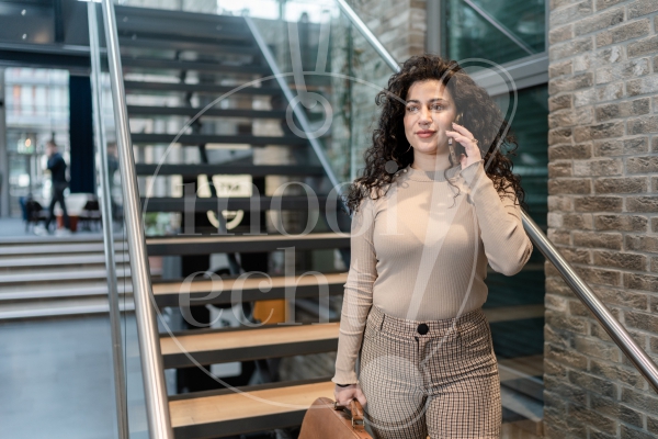 Portret vrouw aan het bellen 3