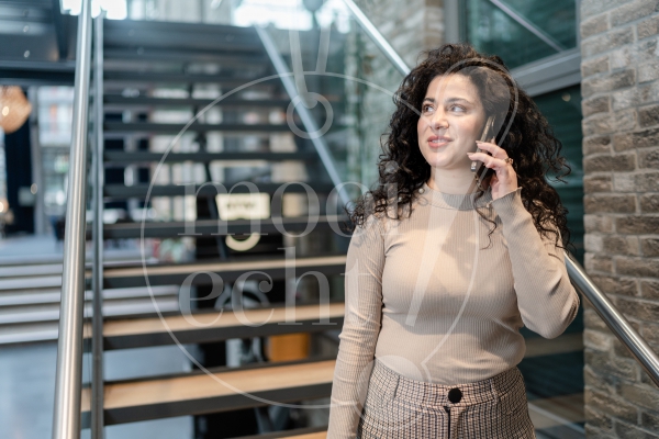 Portret vrouw aan het bellen 4