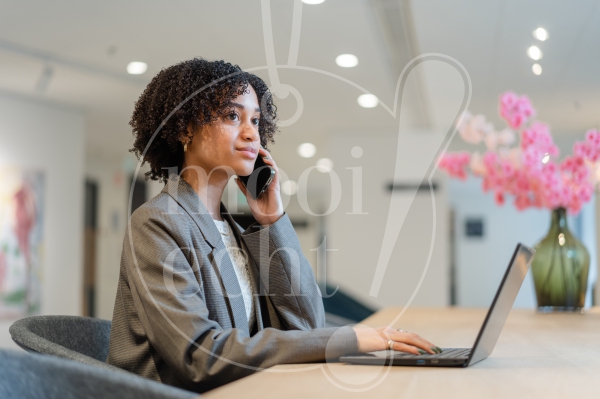 Vrouw aan het bellen op werk 1