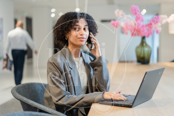 Vrouw aan het bellen op werk 2