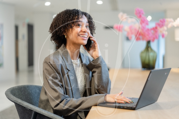 Vrouw aan het bellen op werk 3