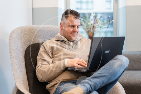 Man aan het werk op laptop 1