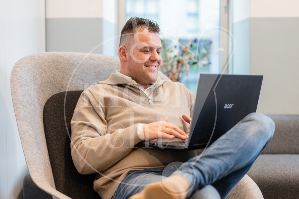 Man aan het werk op laptop 2