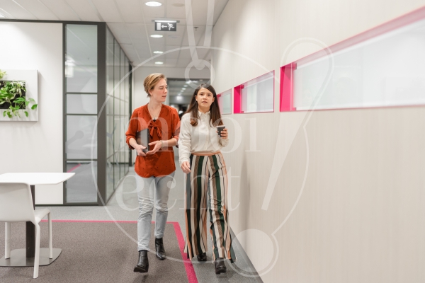 Collega's lopen samen op kantoor 1