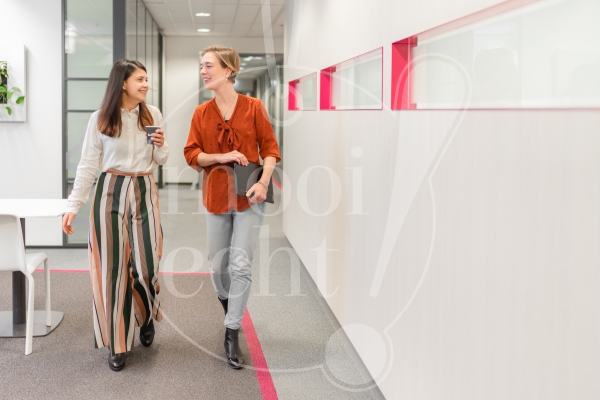 Collega's lopen samen op kantoor 3