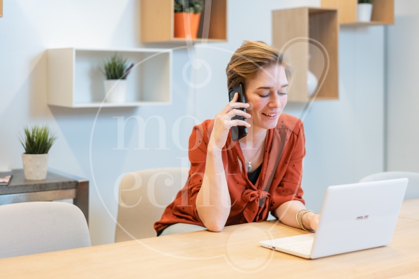 Vrouw is aan het werk op haar laptop 1