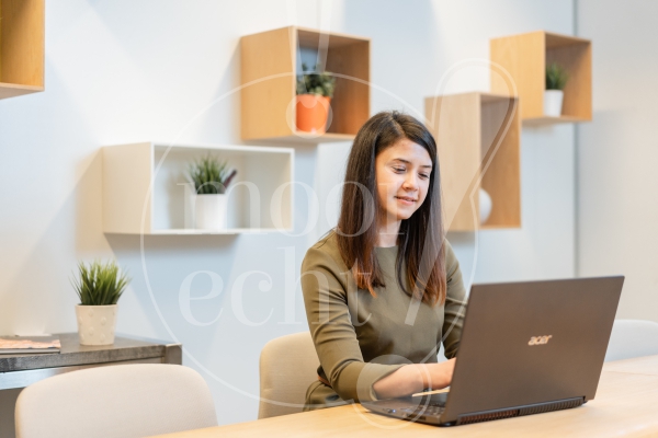 Vrouw aan het werk op haar laptop 1