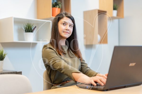 Vrouw aan het werk op haar laptop 2