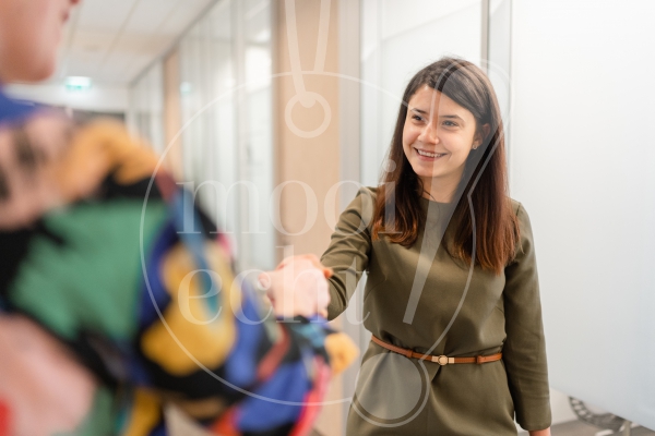 Twee vrouwen geven elkaar een hand 2
