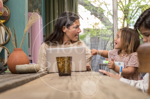 Moeder geeft homeschooling aan haar kinderen tijdens Coronacrisis